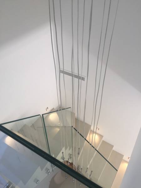Garde-corps en verre à points de fixation en Inox située dans une villa de prestige à Saint-Tropez